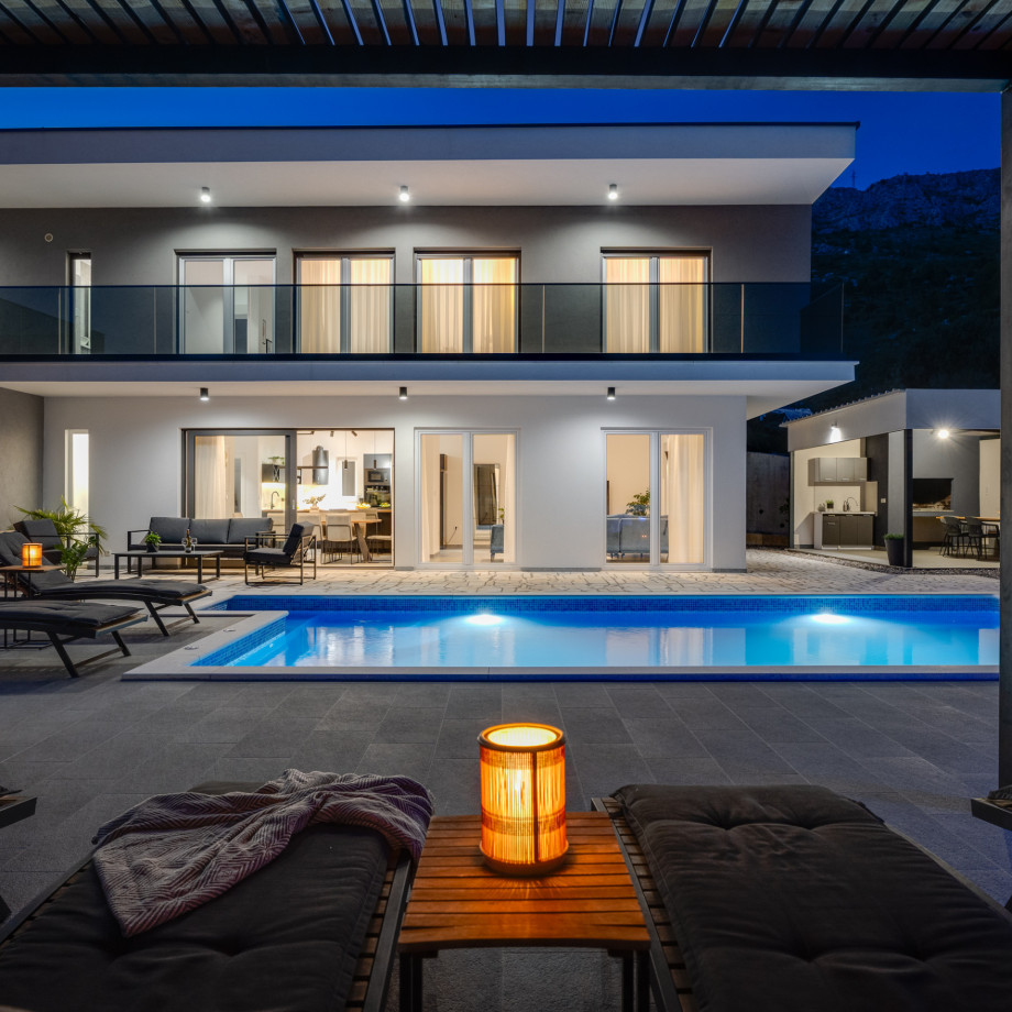 Villa Hill is located nearby small town Omiš and Cetina river (2 km far) that offers many sandy and pebble beaches