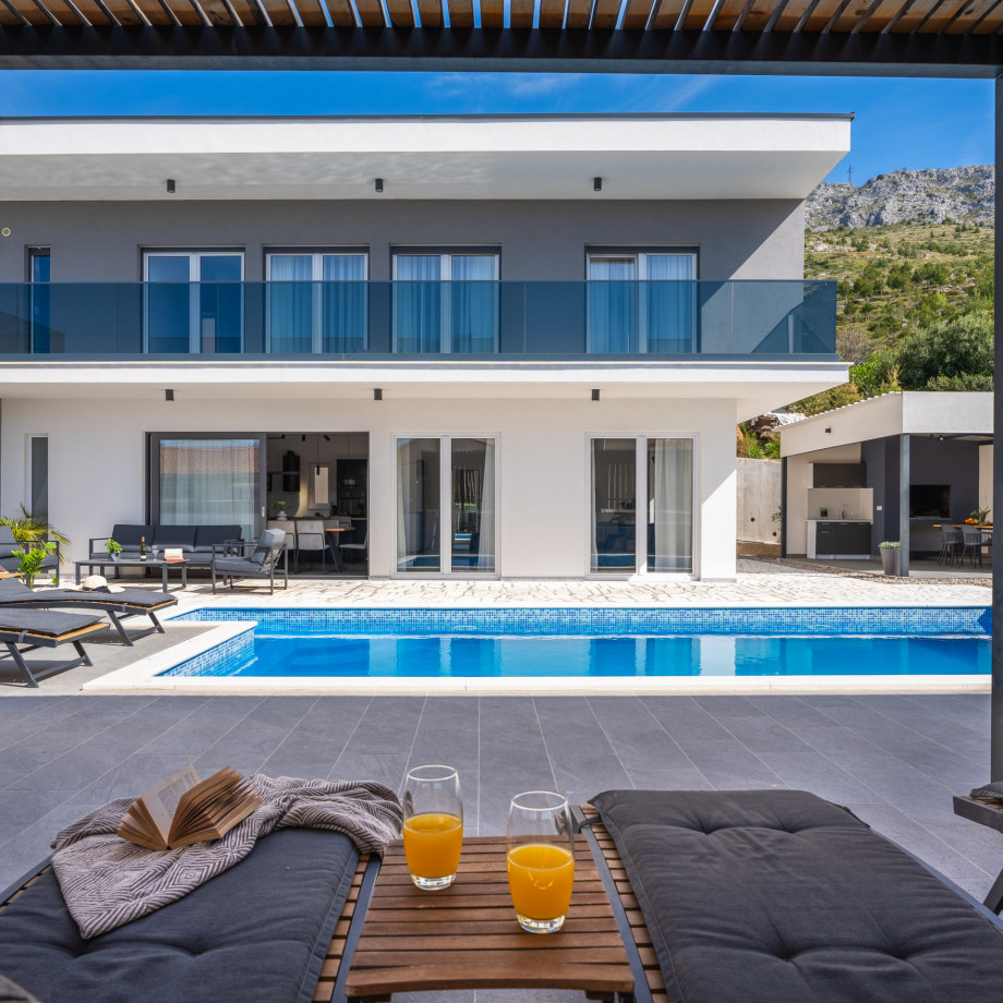 Villa Hill is located only 200 meters away from the beautiful sandy beaches of Duće-Omiš
