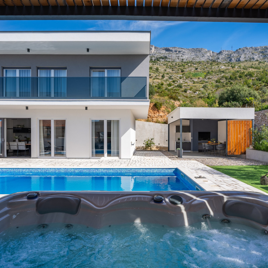 Villa Hill is a newly built, very comfortable, and stylish property that offers a heated swimming pool with hydro-massage, Whirpool