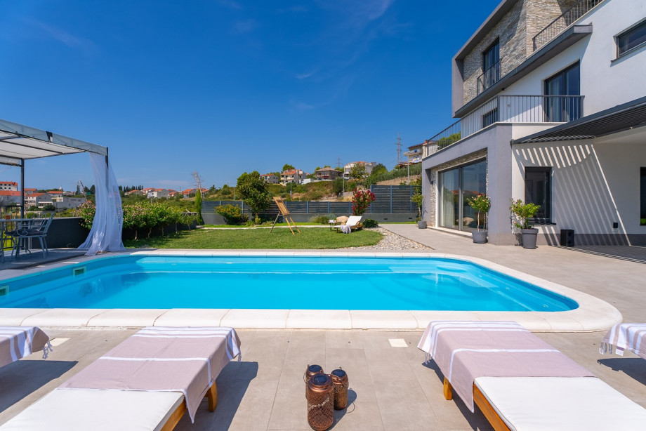 The sundeck area is spacious and pleasant for holiday