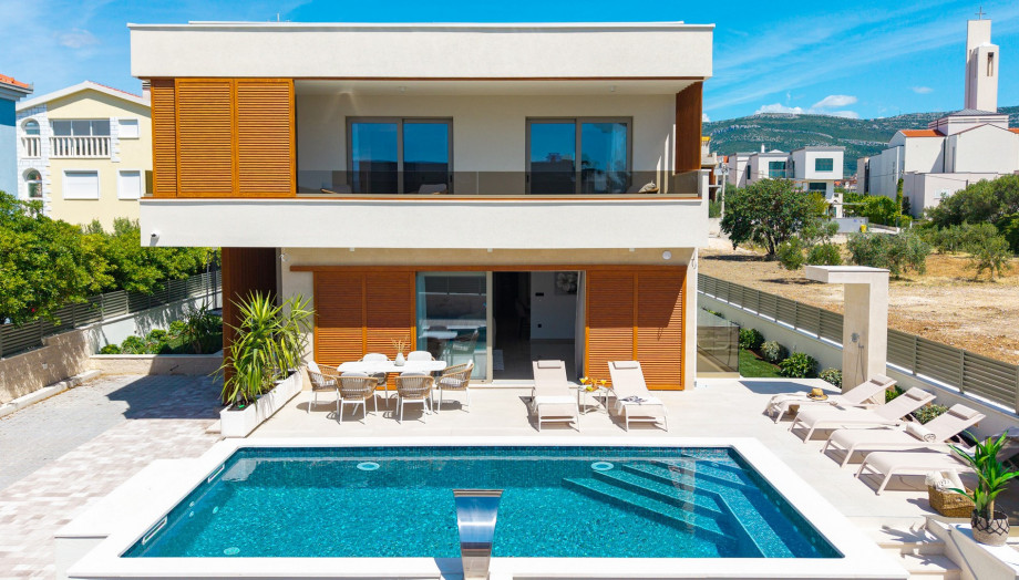 Welcome to Villa San Pietro, a stunning brand-new luxury villa that redefines comfort and style in the picturesque setting of Kaštel Štafilić