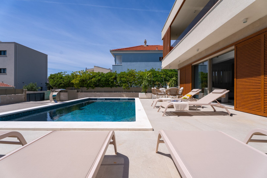 Private heated pool with an advanced electrolysis non-chlor filtering system