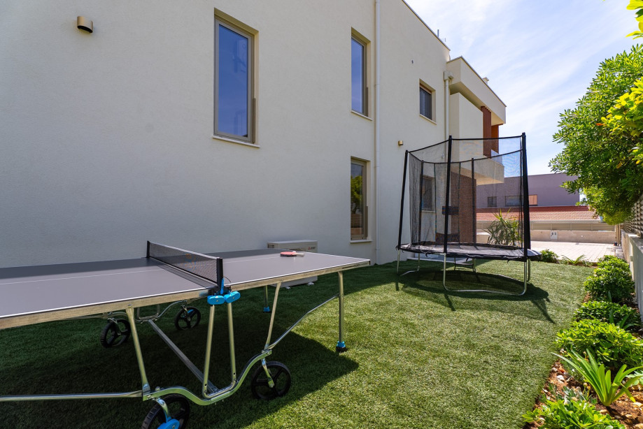 This villa also offers entertainment: table tennis, air hockey and a trampoline for your youngest.