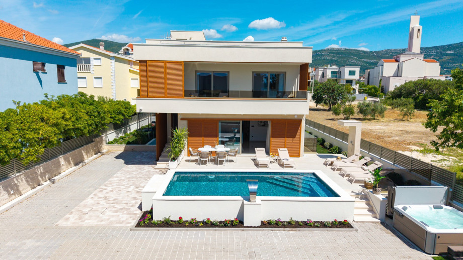 Spanning over three levels and a generous 400 square meters, Villa San Pietro is meticulously designed to provide a lavish retreat accommodation