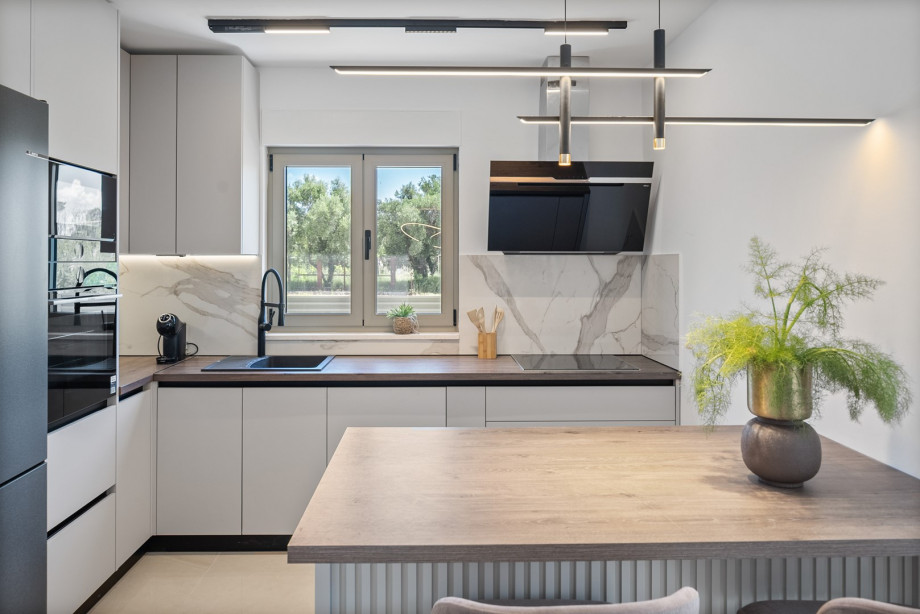Ground floor offers a fully equipped kitchen with a kitchen island, with all the amenities a modern guest needs for a comfortable use