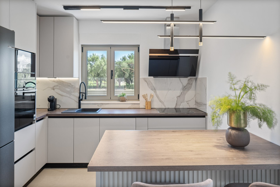 Ground floor offers a fully equipped kitchen with a kitchen island, with all the amenities a modern guest needs for a comfortable use