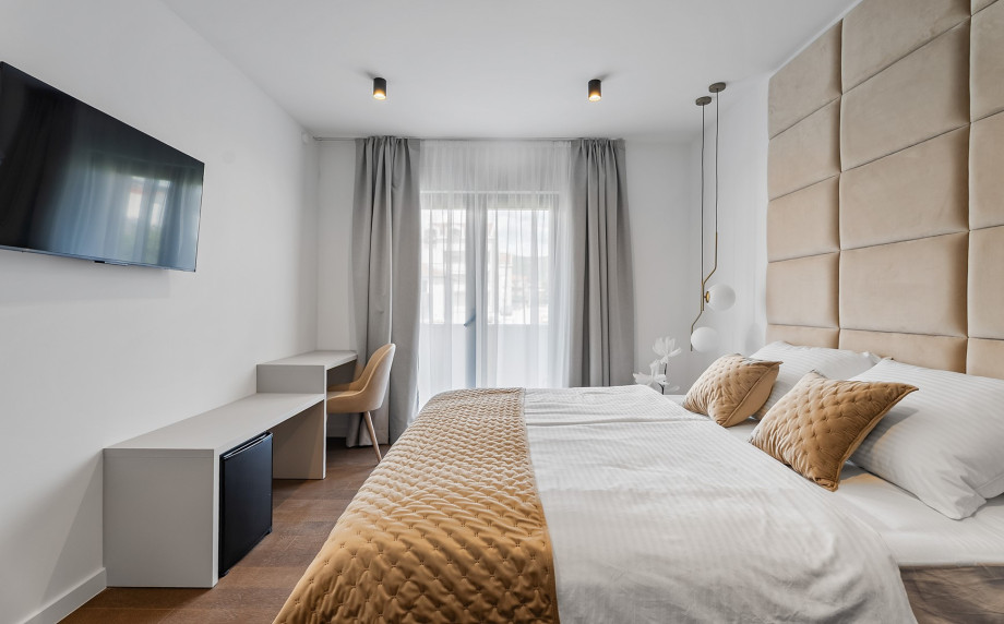 There are two bedrooms at the ground floor, each with a king size bed 180 x 200cm, en-suite bathroom with a shower, A/C, a TV, a balcony with garden views