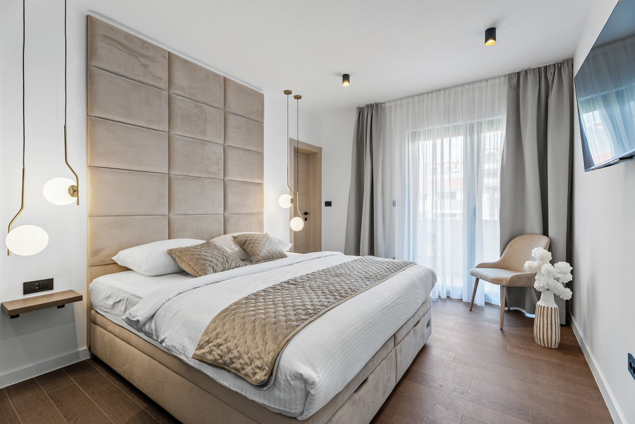 There are two bedrooms at the ground floor, each with a king size bed 180 x 200cm, en-suite bathroom with a shower, A/C, a TV, a balcony with garden views