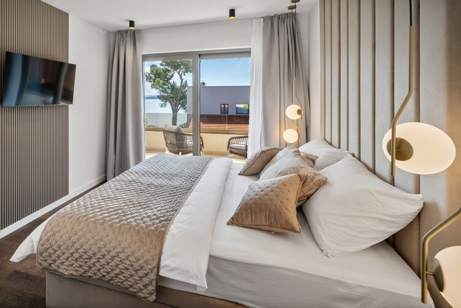 Bedroom with a King size bed (180*200) and en-suite bathroom, A/C and a TV