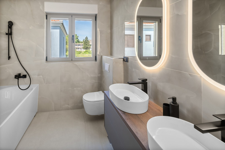 An en-suite bathroom with a shower and a bathtub