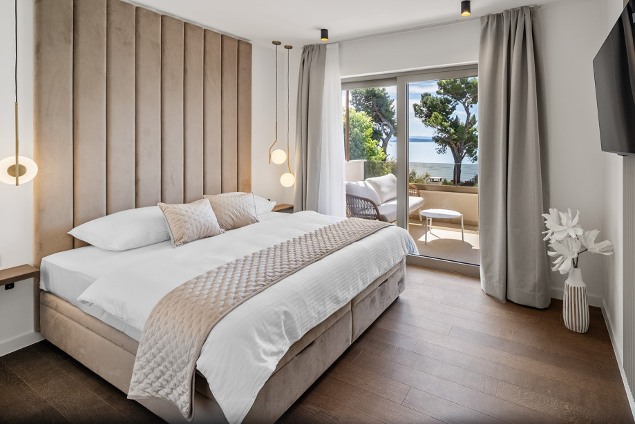 Bedroom with a King size bed (180*200) and en-suite bathroom, A/C and a TV