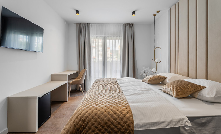 Bedroom with a King size bed (180*200) and en-suite bathroom, A/C and a TV