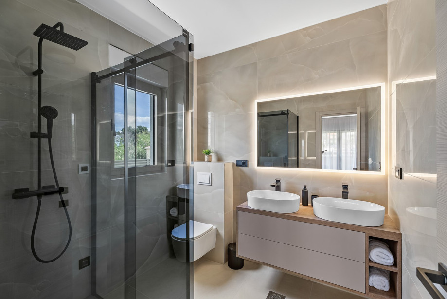 Modernly equipped bathroom with walk-in shower