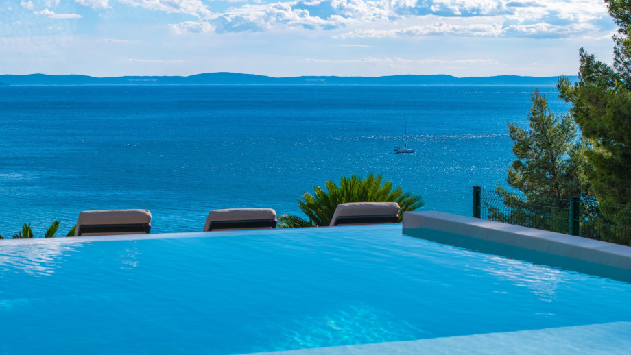Outdoors offers a private and heated 38sqm infinity pool with a counter-current swimming program