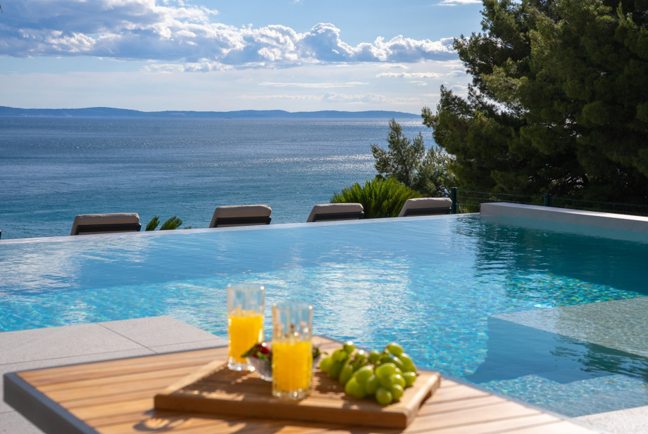 Comfortable sun deck area around the infinity pool with very comfortable sun-deck chairs