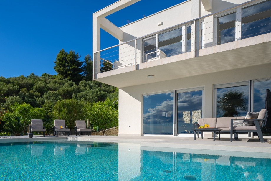 Seaview Villa ABA with 38sqm heated infinity pool, 4 bedrooms, Media room, 150m from sea