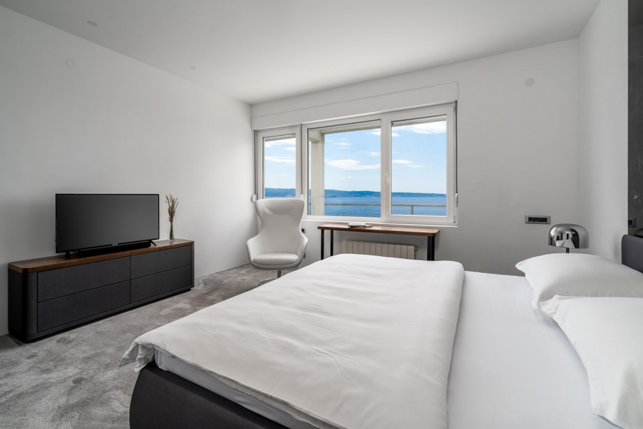 A seaview Bedroom No2 with king size bed 180cm x 200cm , Tv and AC