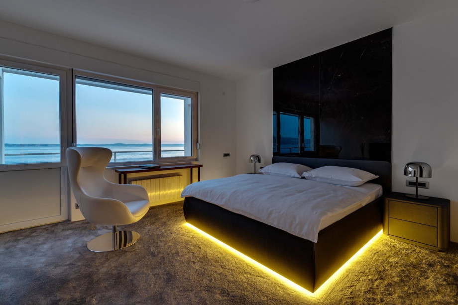 A seaview Bedroom No2 with king size bed 180cm x 200cm , Tv and AC