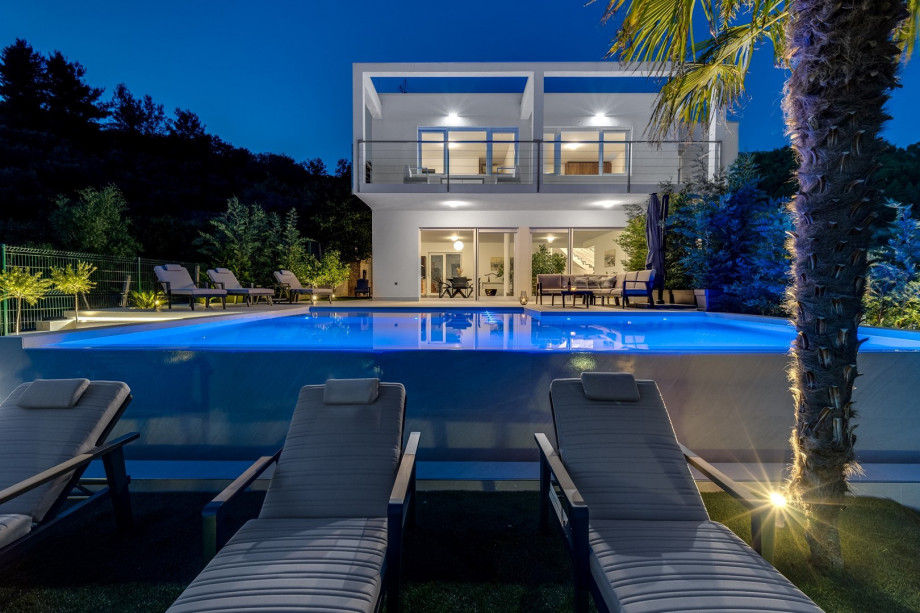NEW! Seaview Villa ABA with 38sqm heated infinity pool, 4 bedrooms, Media room, 150m from sea