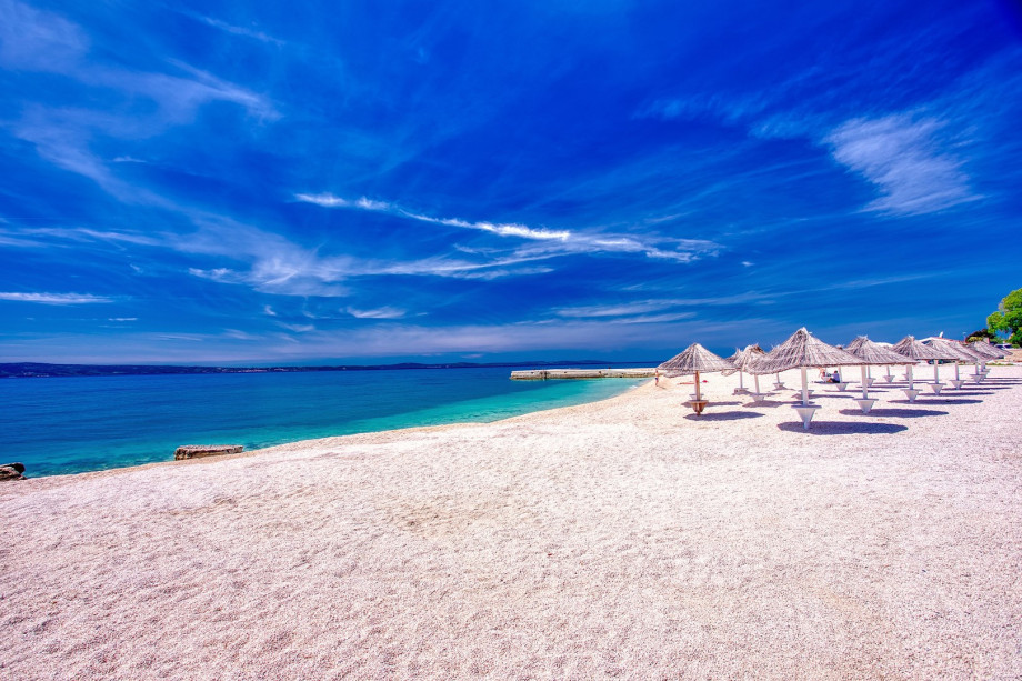 Also, you can do various sports on the beach: windsurfing, sailing, sports catamarans, waterskiing, and water skating.