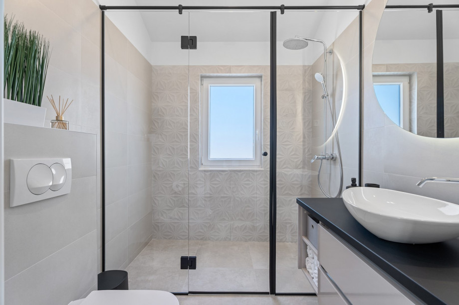 En-suite bathroom with a shower