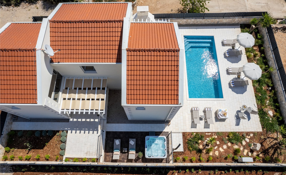 Villa Ora is located on the island of Šolta in Grohote, the oldest and largest village of the island