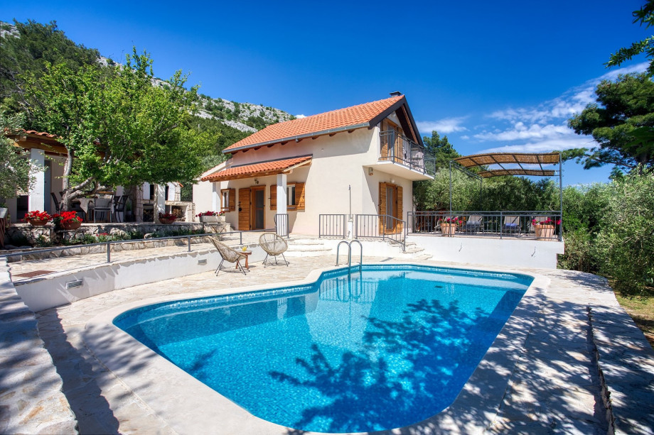 The unique environment of Villa Zoro 6 km from a sandy beach and river