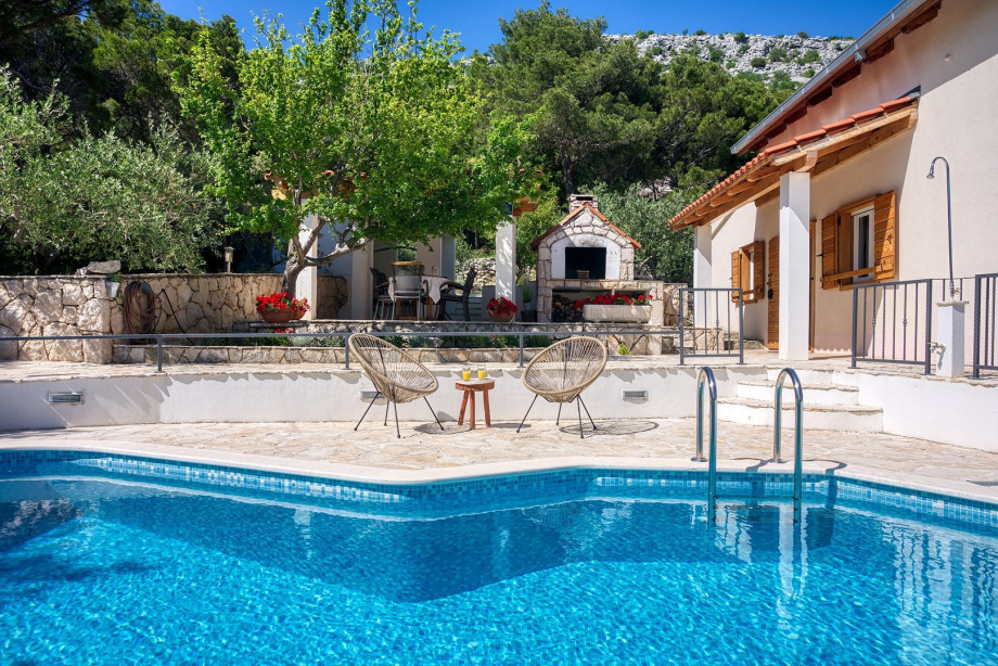 Pool size 27 sqm and 1.5 meters deep. During your vacation just is at your disposal.