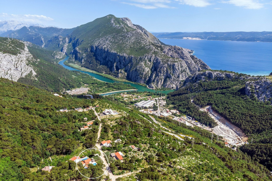 Position of the villa in a very quiet environment