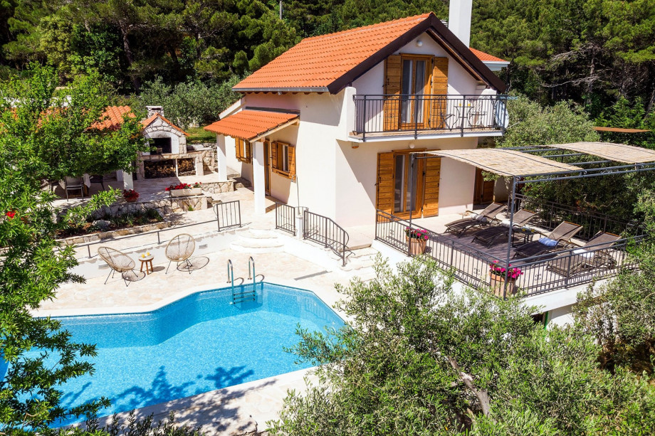 This is a unique location and the air is a mixture of mountain, sea and river air