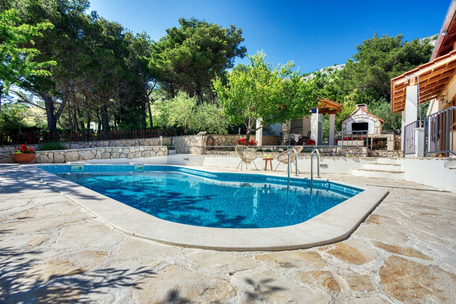 Private swimmimg pool 27 sqm, not overlooked