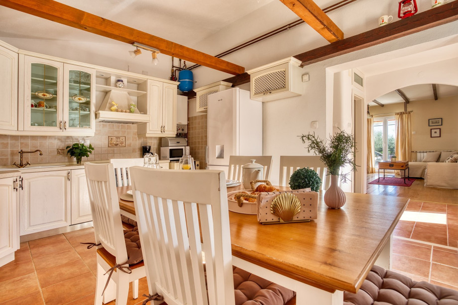 Fully equipped kitchen with dining area
