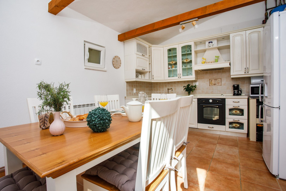 Dining area for 6 people