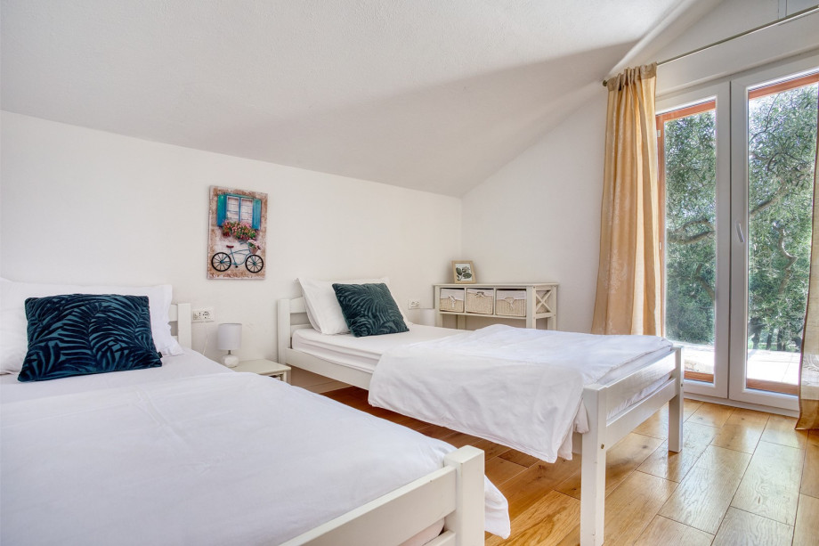 Bedroom No1 (ground floor) with two single beds 90 x 200 cm and offers an exit to the garden