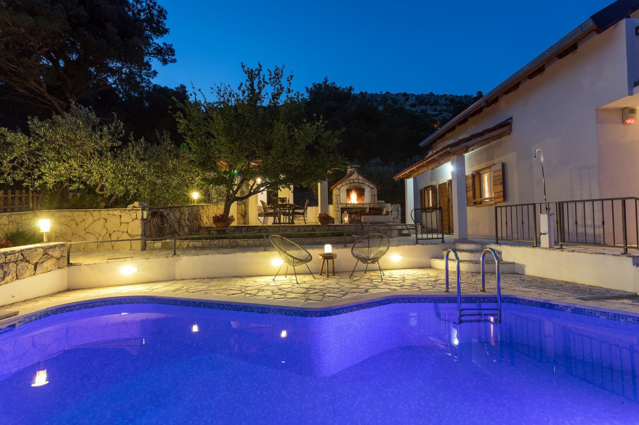 Sitting area next to the pool - here you can enjoy the evenings