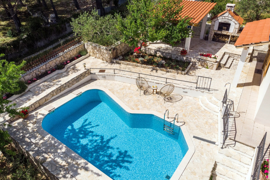 Very cozy private garden with BBQ and pool