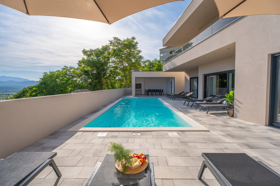The fully equipped kitchen and covered outdoor dining area accommodate up to 10 guests