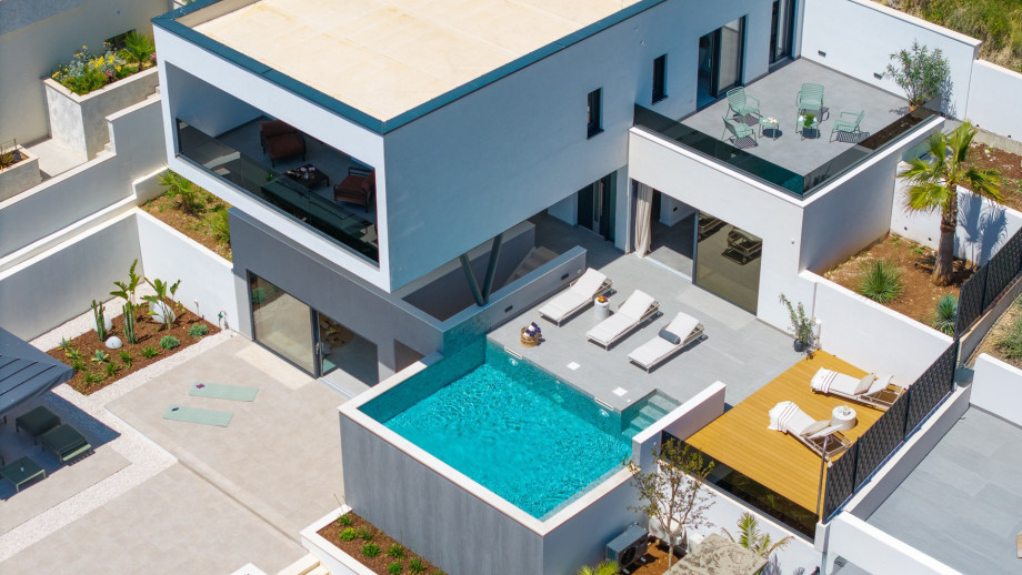 Villa Siete bietet 4 stilvolle Schlafzimmer mit eigenem Bad, einen beheizten Pool, Whirlpool, finnische Sauna, Medienraum und gemütliche Essbereiche im Freien – ein exklusiver Rückzugsort bei Omiš für 8+2 Gäste.