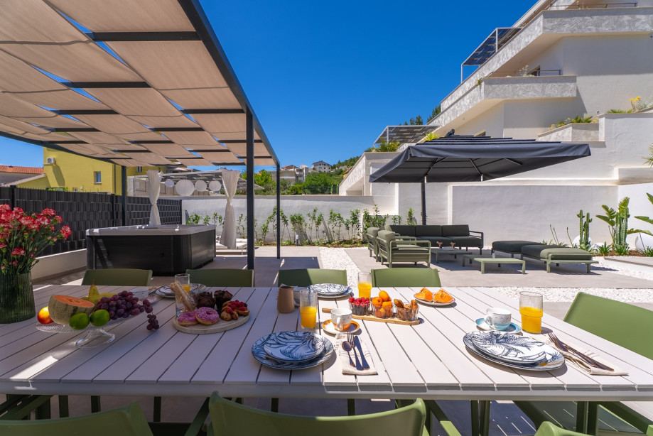 Voll ausgestattet mit einem luxuriösen Whirlpool, Sonnenliegen und einem überdachten Essbereich im Freien für bis zu 10 Gäste.