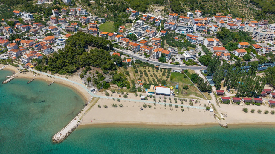 Nur 200 Meter von den sonnenverwöhnten Ufern des Strandes Duće entfernt gelegen.
