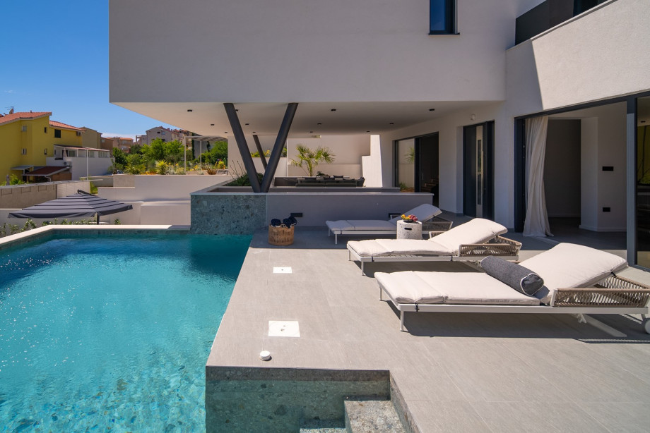 Enjoy rejuvenating hydro massage on the bench while soaking up the sun on the spacious sun deck