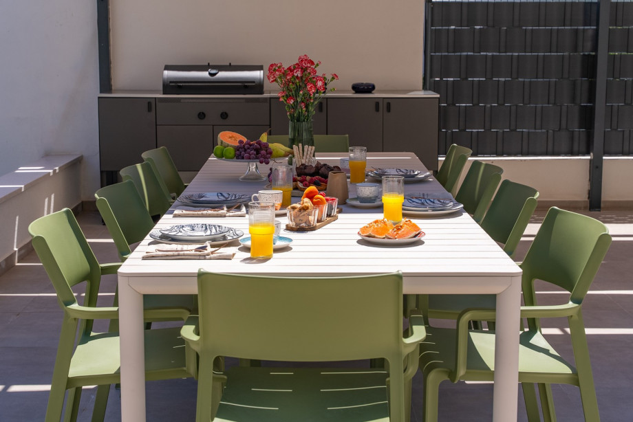 Fire up the charcoal barbecue for a delectable alfresco meal while enjoying the refreshing coastal breeze