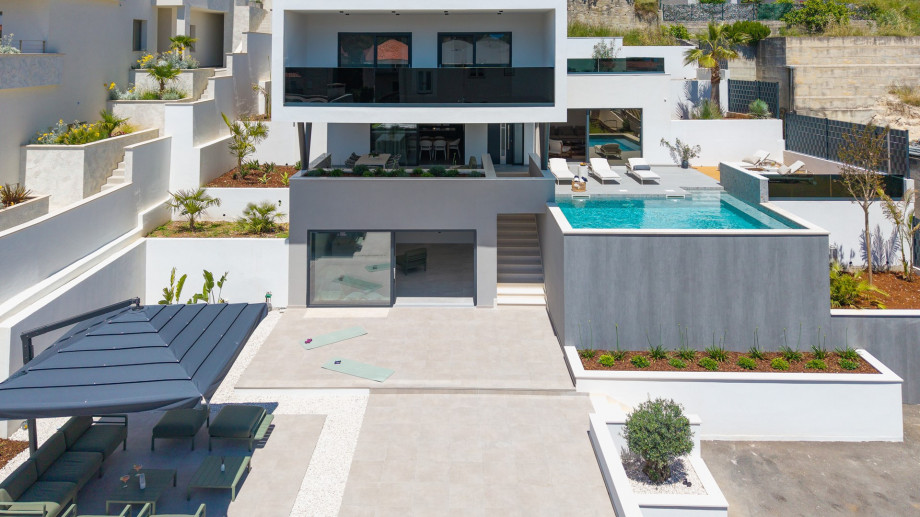 Sprawling over 400 sqm, Villa Siete offers an exquisite setting for up to 10 guests (8+2) in style and sophistication.