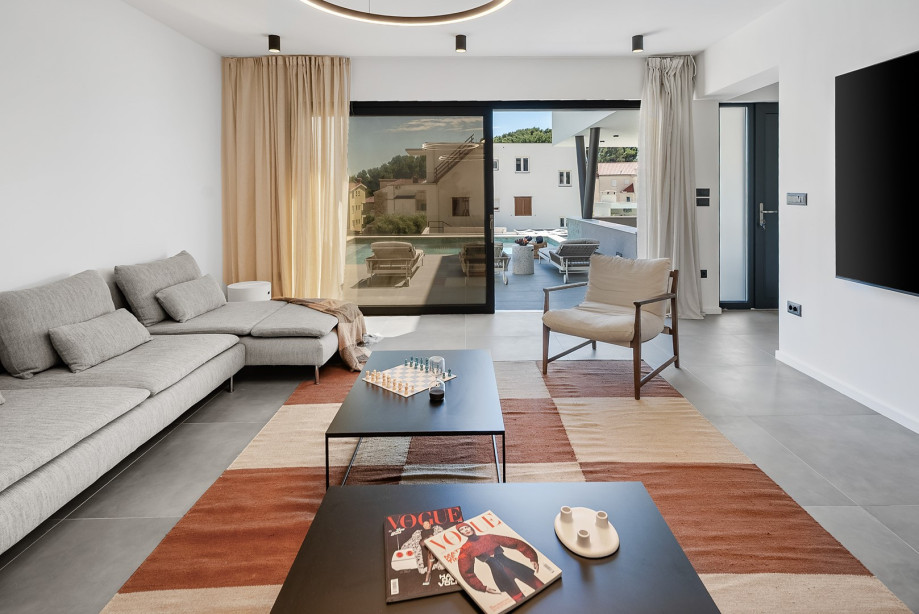 Geräumiges Wohnzimmer mit mehreren Sofas ausgestattet.