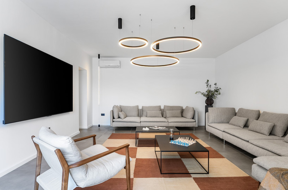 Geräumiges Wohnzimmer mit einem großen Flachbildfernseher ausgestattet.