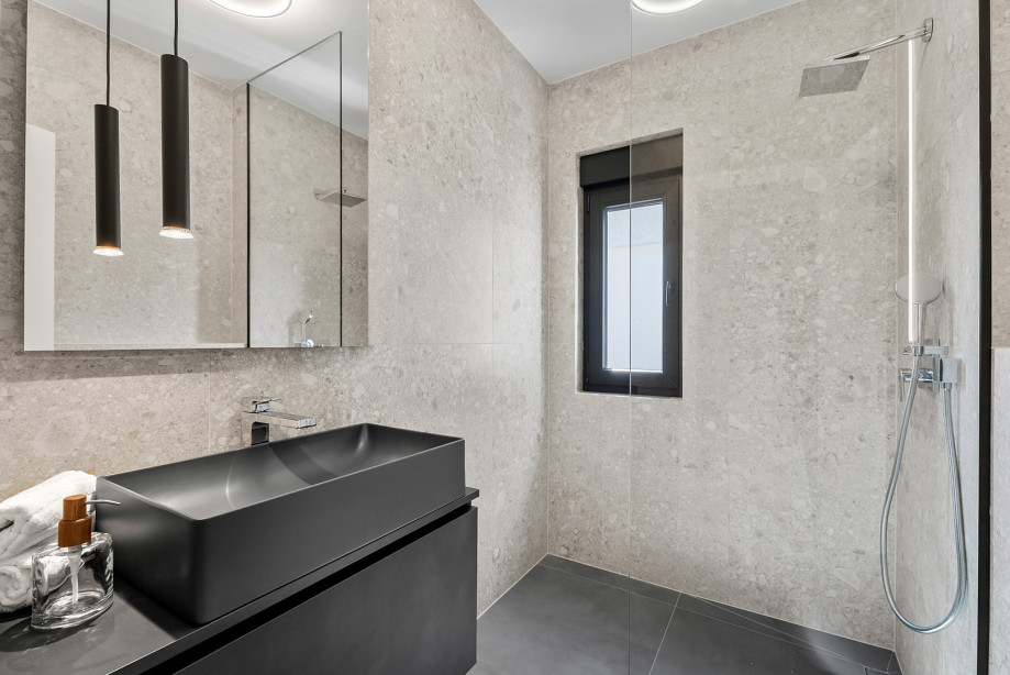 En-suite Badezimmer mit Dusche, Handtüchern und Haartrockner.
