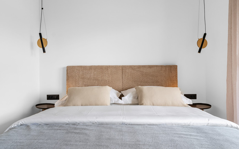 Unser schön eingerichtetes Schlafzimmer mit King-Size-Bett (180 cm x 200 cm)