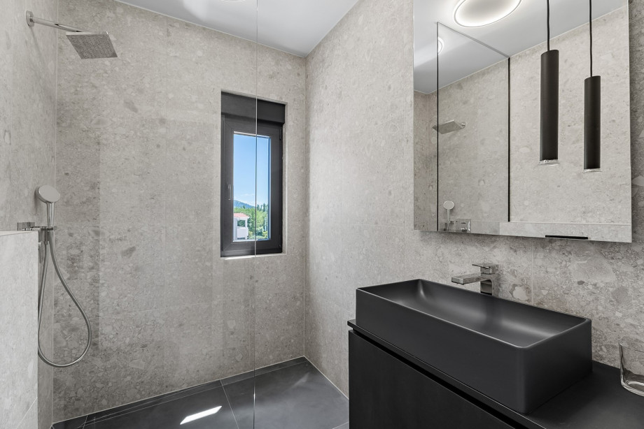 Ensuite bathroom with Shower, Towels provided, Hair dryer