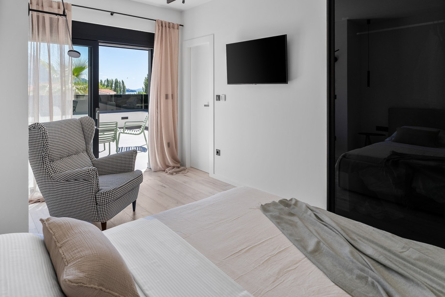 Das Schlafzimmer verfügt über Klimaanlage, kostenloses WLAN sowie einen Flachbildfernseher mit Netflix und HBO.
