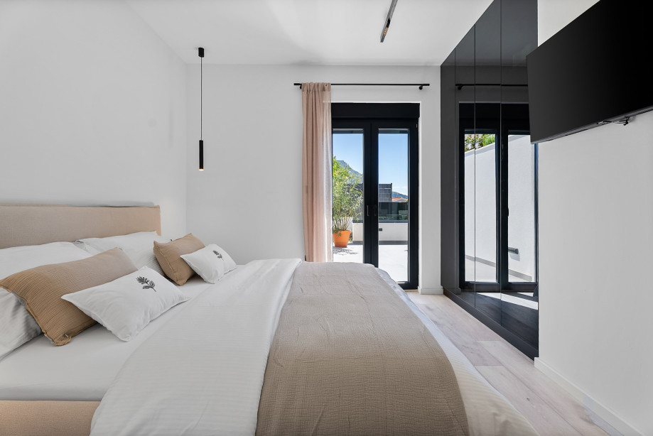 Das Schlafzimmer verfügt über einen Flachbildfernseher mit Netflix und HBO.